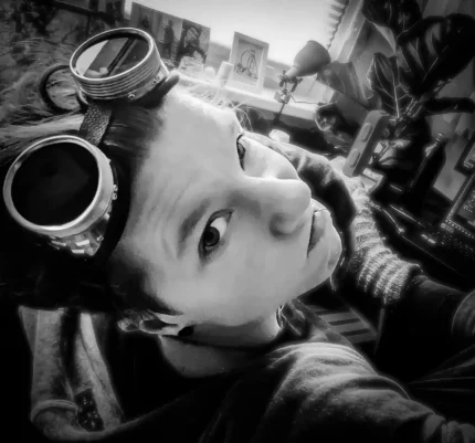 Portrait von mir in Schwarz-Weiß mit Schweißerbrille.