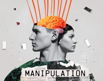 Dunkelgrüne Silhouetten von menschlichen Köpfen, einer männlich, einer weiblich, im Profil mit sichtbarer Gehirnanatomie, leuchtend orangefarbene Marionettenfäden, die von oben in das Gehirn hinabreichen, Hintergrund mit Vintage-Werbecollage-Textur, zerrissene Zeitungstypografie mit der Aufschrift „MANIPULATION“, verstreute Smartphone-Symbole, neonorangefarbene Fäden vor dunkelgrünem Hintergrund, dramatische Beleuchtung, Papiercollagenstil, analoge Mixed-Media-Ästhetik.