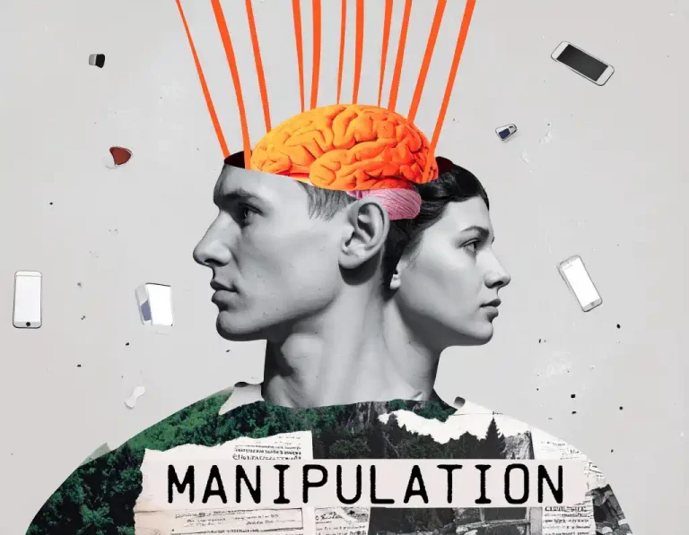 Dunkelgrüne Silhouetten von menschlichen Köpfen, einer männlich, einer weiblich, im Profil mit sichtbarer Gehirnanatomie, leuchtend orangefarbene Marionettenfäden, die von oben in das Gehirn hinabreichen, Hintergrund mit Vintage-Werbecollage-Textur, zerrissene Zeitungstypografie mit der Aufschrift „MANIPULATION“, verstreute Smartphone-Symbole, neonorangefarbene Fäden vor dunkelgrünem Hintergrund, dramatische Beleuchtung, Papiercollagenstil, analoge Mixed-Media-Ästhetik.